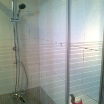 Construcciones y reformas en Gijón. Imágenes del después del baño plato ducha loza5