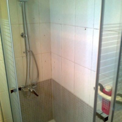 Construcciones y reformas en Gijón. Imágenes del después del baño plato ducha loza3