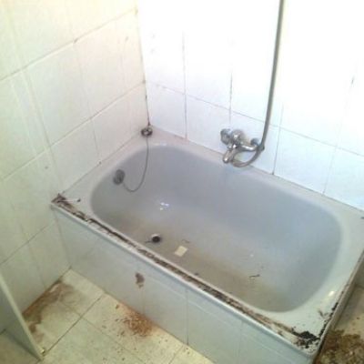 Construcciones y reformas en Gijón. Imágenes del antes del baño plato ducha loza2