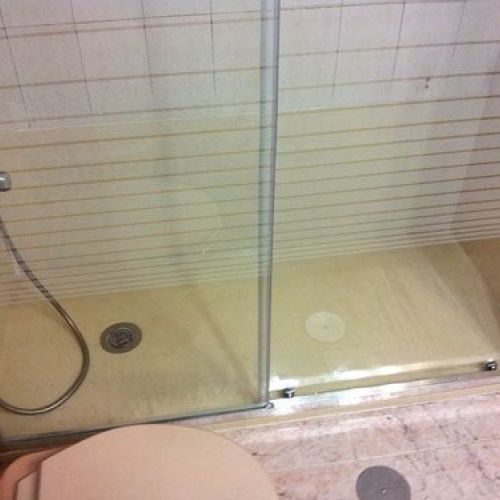 Construcciones y reformas en Gijón. Imágenes baño plata textura pizarra 4